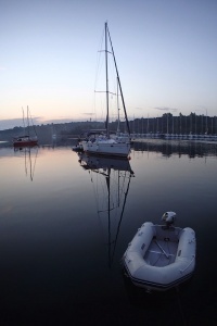 Has alquilado una plaza en nuestro velero y deseamos que tus vacaciones en el mar sean un éxito con Veleroencroacia sea para ti una experiencia fantástica e inolvidable. Un buen equipaje contribuirá a hacerte más cómoda la estancia en el velero no sólo  a ti, también a todos tus compañeros de tripulación y en general a la vida a bordo. Para ayudar a que así sea te hemos preparado este escrito con algunos consejos que te serán útiles cuando prepares tu equipaje. El primer consejo antes de ponerse a hacer la maleta para una salida en velero,  es llevar poco equipaje. Ya verás cómo al final, por poco que traigas, te sobrará  la mitad. La idea es que os quepa todo vuestro equipaje en una bolsa deportiva de tamaño medio. Es importante que no traigáis maletas rígidas, luego es muy difícil encontrarles un espacio para guardarlas (estibarlas) y siempre estará en medio molestando. Mucho mejor las bolsas deportivas que se pueden plegar. De día en verano, el bañador  y una camiseta será nuestro principal atuendo, aunque es aconsejable algún tipo de pantalón ligero para evitar una excesiva exposición al sol. Por  la noche solemos bajarnos a tierra para pasear un poco y algunas veces nos quedamos a cenar, por lo que es recomendable que os traigáis una muda de calle. En el mar, aun en verano, al atardecer o de noche puede hacer fresco y haber mucha humedad. Es útil una chaqueta, un jersey o un forro polar y un impermeable muy ligero, que a veces hay chaparrones. Si es por primavera, en el mar por la noche puede hacer bastante frio y probablemente durante el día haga calor. Lo mejor será vestirse por capas “tipo cebolla” para ir poniendo o quitando capas en función de la temperatura. El calzado ideal en un barco de vela son los náuticos, y si no, unas zapatillas cómodas tipo playeras de suela blanca o clara y con dibujo para no resbalar. Navegando es mejor ir calzado para evitar golpes y heridas en los pies, luego, fondeados, podemos estar descalzos. Es recomendable calzado de baño para utilizar al bajar a la playa o a las rocas con la neumática. Evitar las suelas negras o duras que ensucian la fibra y afean o arañan el barco. Los tacones ni verlos, sólo al bajar a tierra. Para las noches Velero en Croacia os entrega las sábanas bajeras sábanas de cama y mantas así como un cojín y la funda de este. No debéis traer vuestra  ropa de cama. Aunque suele haber lavanderías en los puertos, no son nada prácticas en viajes de una semana o dos, por lo que se recomienda llevar suficiente ropa para cubrir todos los días (pero sin pasarse). No olvidar gorros y gafas de sol, cremas solares de protección alta, aletas y gafas de buceo si os gusta y los CD’s MP3 de vuestra música favorita aunque nunca está de más un buen libro o Dos…. Mientras costeamos en nuestro crucero hay muchos lugares con cobertura para el móvil. Para cargar las baterías de los móviles tenemos que estar en puerto o bien llevar un cargador tipo mechero de automóvil. En cuanto al neceser, no olvidéis poner, aparte de vuestro aseo personal, una buena crema de protección solar. En cubierta la luz del sol se refleja en el mar por lo que recibiremos más radiación que, por ejemplo, estando en la playa. Incluso dentro del agua y hasta dos metros de profundidad el sol está afectando nuestra piel. Por lo tanto, llevad mucha crema solar y de factor medio/alto. Si necesitas tomar algún medicamento, ¡no lo olvides! Ni tampoco algún anti mareo como Biodramina. Produce sueño y sopor, por lo que es recomendable llevarla también con cafeína. Para los que les interese, existen en el mercado medicamentos homeopáticos contra el mareo y el jengibre en raíz o en caramelo se ha utilizado tradicionalmente como preventivo del mareo. Con independencia de lo dicho anteriormente, el barco dispone de su propio botiquín para las emergencias más habituales. Entretenimiento: Es muy recomendable un equipo snorkel (Gafas,tubo y aletas.). Aunque el velero dispone de un par de equipos completos silo deseáis podéis llevaros vuestro propio material. No olvidéis coger un buen libro o algo de vuestra música favorita y para los amantes de la fotografía acordaros de repasar las tarjetas de memoria, los cargadores, las baterías y todo lo que necesitéis para hacer un buen post de vuestras fotos.